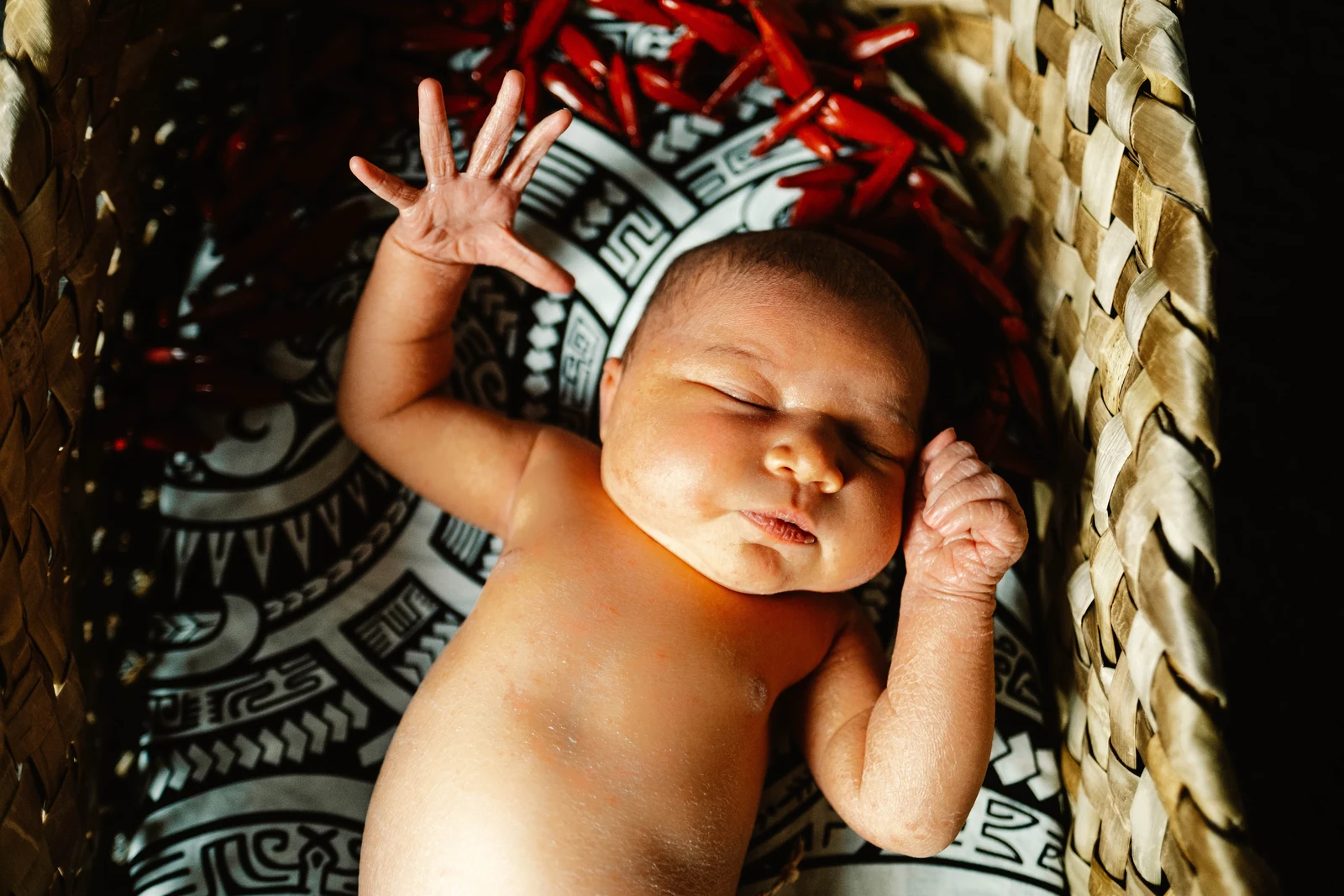 Hiwa-i-te-rangi newborn portrait with ula fala